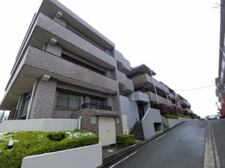 【外観】 | 南東向き最上階につき陽当たり・眺望・風通し良好です。
引き戸を開けるとリビングと一体で広々使用できます。