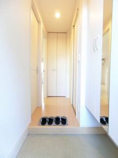 【展望】 | 玄関から室内への景観です！右手にトイレ、左手に洗面所とバスルームがあります★玄関には全身ミラー付きでお出かけの時の身だしなみ確認もばっちり！