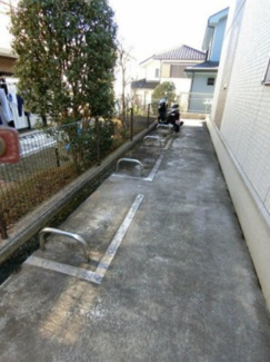 【その他共用部分】 | 敷地内にバイク置き場を完備しています！バイクをお持ちの方にオススメです♪