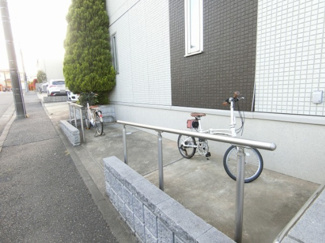 【その他共用部分】 | 敷地内に駐輪場を完備しています！自転車はちょっとした移動手段に便利ですよね！