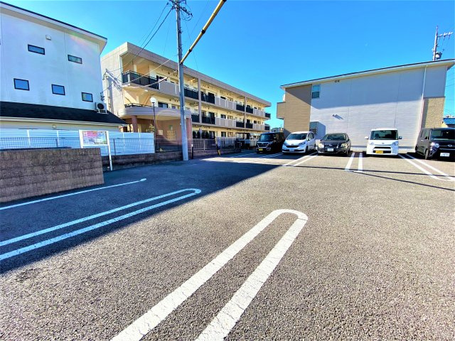プラシードの駐車場