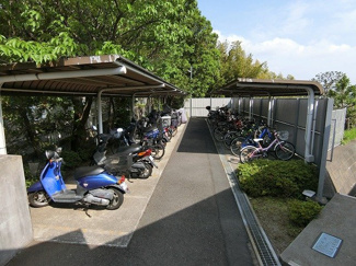 【その他共用部分】 | 屋根付きの駐輪場で雨が降っても大切な自転車が濡れなくてすみますね♪駅から自転車もおすすめです！