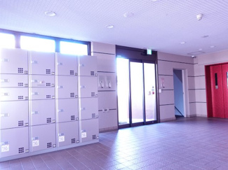 【エントランス】 | 嬉しい宅配BOX付です。
共用部