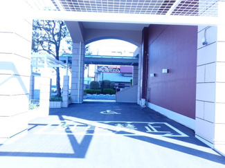 【その他共用部分】 | 介護者にはとっても嬉しい屋根付きのエントランス。専用スロープも付いてますので、便利に生活できると思います。
共用部（2020年2月11日9：00頃）撮影