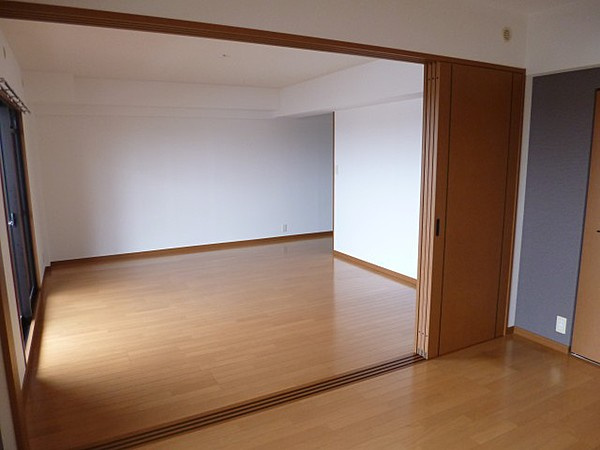グランシャリオ大善寺【キャッシュバック対象】の居間・リビング|ゆったり過ごせるリビングです
