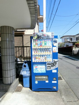 【その他】 | グランデ町田 | 敷地内に自動販売機があるので、飲みたいときにすぐ飲み物が買えて便利♪