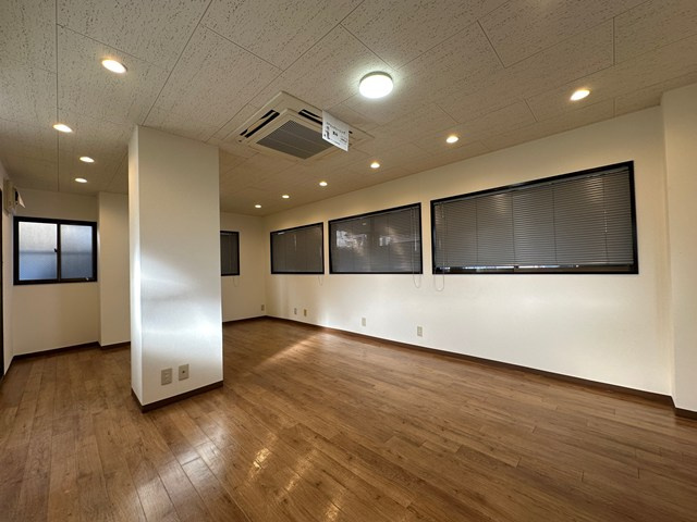 【内装】 | グランデ町田 | 4面採光の広々としたスペースです♪業務用エアコン付きで1年中快適に過ごせますね☆