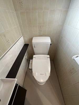 【トイレ】 | グランデ町田 | トイレは温水洗浄便座付き♪窓のあるトイレで換気もOK☆嫌なニオイがこもりません♪小物を置ける便利な棚やタオルハンガーも付いています♪