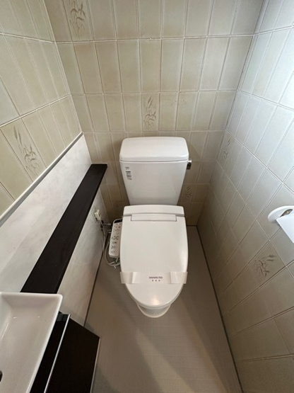 【トイレ】 | グランデ町田 | トイレは温水洗浄便座付き♪窓のあるトイレで換気もOK☆嫌なニオイがこもりません♪小物を置ける便利な棚やタオルハンガーも付いています♪