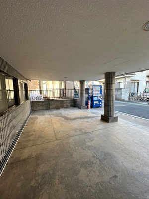 【駐車場】 | グランデ町田 | いつでも目の届く敷地内に駐車場があります♪屋根付きなので、雨の時の乗り降りもらくらく♪