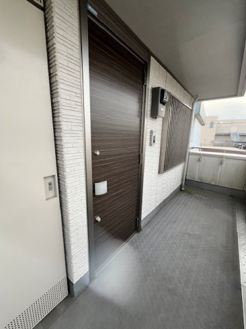 福生市牛浜のアパートのエントランス
