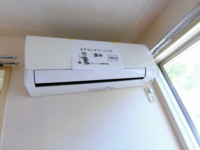 【設備】 | ヴィラグレース百合ヶ丘 | ダイニングキッチンにあるエアコンです！ムシ暑い夏も肌寒い冬も快適に過ごせますね♪