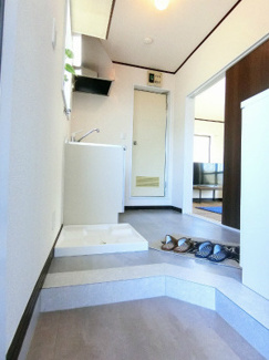 【展望】 | 玄関から室内への景観です！キッチンの奥に洋室6帖のお部屋があります♪