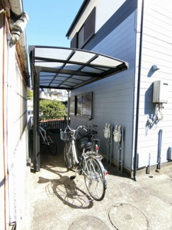 【その他共用部分】 | 屋根付きの駐輪場で雨が降っても大切な自転車が濡れなくてすみますね♪荷物が重いときに自転車があれば助かります！