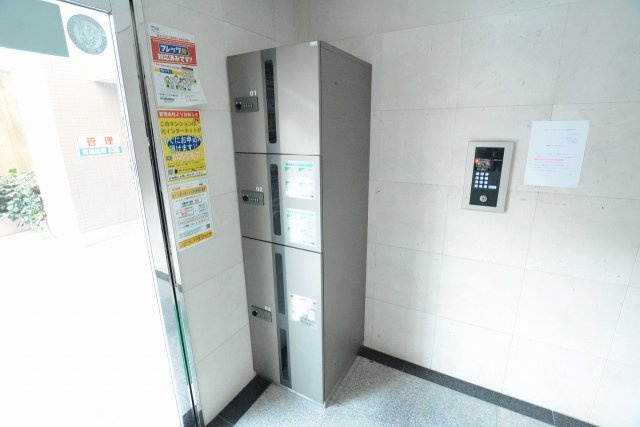 天神アコールマンションのエントランス|便利な宅配BOX付き