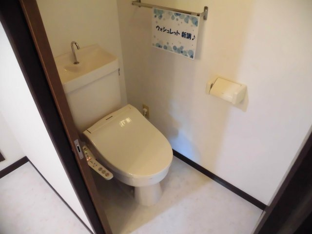 天神アコールマンションのトイレ|温水洗浄便座付きのトイレです