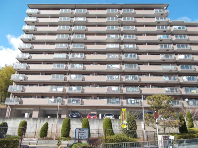 【外観】 | 南千里パークハウス | 【現地写真】鉄筋コンクリート造の75戸の分譲マンション♪