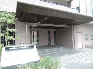 【エントランス】 | 東急東横線「大倉山」駅徒歩6分と好立地。
バス停「港北区総合庁舎前」がマンションの目の前にございます。