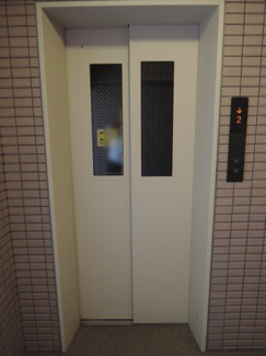 【その他共用部分】 | お買い物時やベビーカーの出し入れに便利なエレベーター付。
