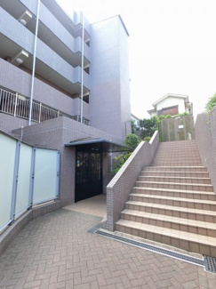 【エントランス】 | 横浜市営地下鉄ブルーライン「三ツ沢上町」駅徒歩13分
JR・私鉄各線「横浜」駅バス13分「片倉町入口」停歩2分。