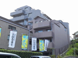 【外観】 | ブルーライン「三ッ沢上町」駅徒歩１３分。平成１０年築。近隣には公園が複数あり、子育て環境良好。ペットと一緒に住めるマンションです。