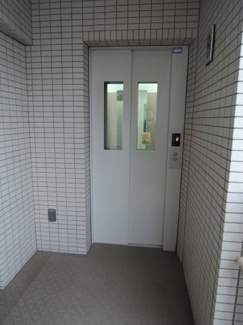 【その他共用部分】 | お買い物時やベビーカーの出し入れに便利なエレベーター付。