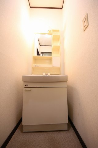 メイプルハイツの独立洗面台|朝の支度にも助かる、独立の洗髪洗面化粧台