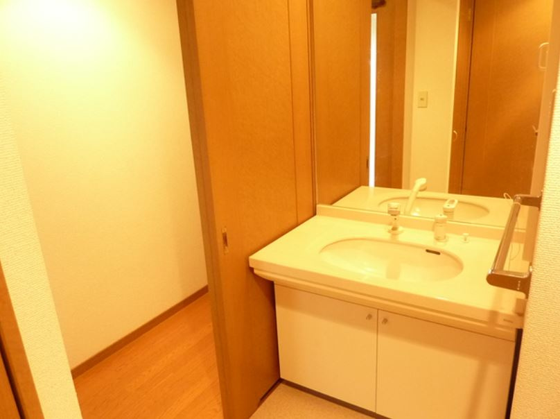 エバーライフネアシティ久留米弐番館【キャッシュバック対象物件】の独立洗面台|独立洗面台で身支度をすべて済ませてしまいましょう