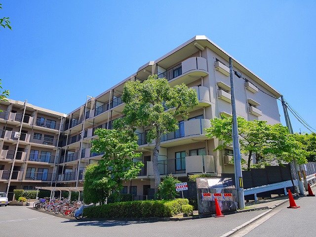あやめ池グランドハイツの外観|自然と調和した外観です。
