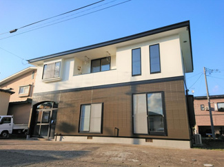 【外観】 | 価格には消費税、リフォーム費用を含みます。内覧希望の方はお電話ください。屋根は全面塗装、外壁は一部張替、一部塗装を行いました。明るい印象の外観に生まれ変わりました。