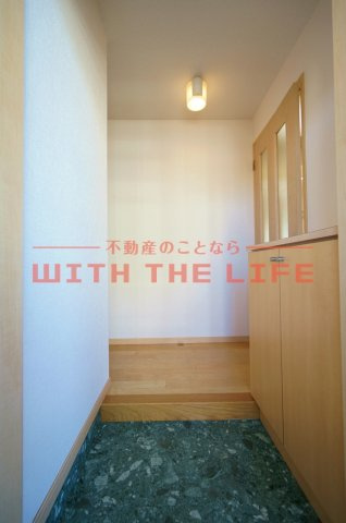 ロイヤルタワー花畑駅前【キャッシュバック対象物件】の玄関|明るい玄関です