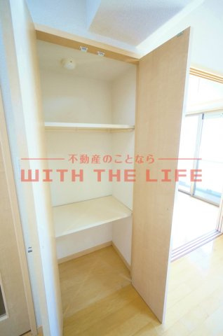 ロイヤルタワー花畑駅前【キャッシュバック対象物件】の収納|こまごまとしたものを収納できそうですね