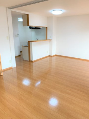 【居間・リビング】 | さくらいマンション青島B | こちらの居間で趣味の時間をお楽しみください