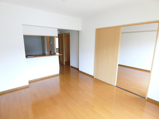 【居間・リビング】 | 沼津市沼北町 売一棟マンション ES02561 | 沼津市沼北町　リビング