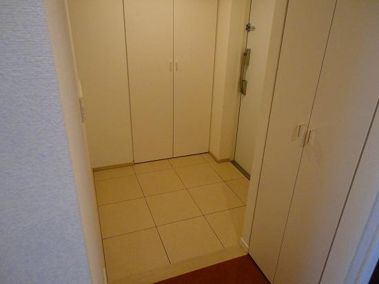 プライムメゾン南2条の玄関