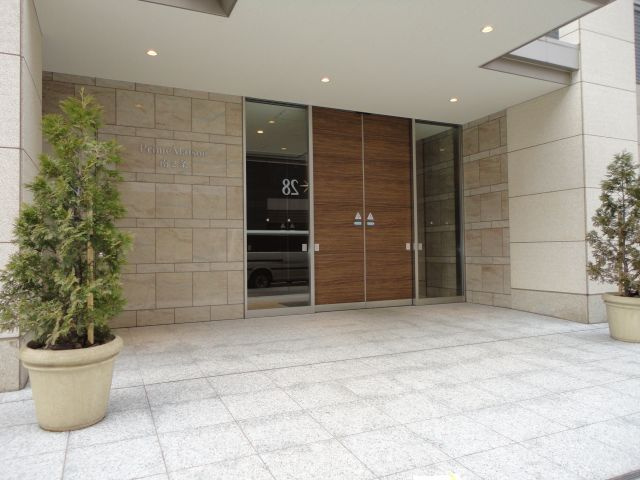 プライムメゾン南2条のエントランス