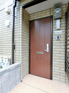 【エントランス】 | 専用の玄関ポーチがついています♪雨の日も濡れずに傘がさせますね☆