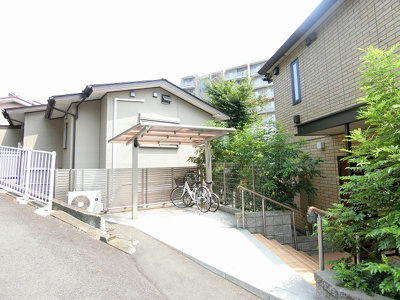 【その他共用部分】 | グランフィーユ赤門坂 | 屋根付きの駐輪場で雨が降っても大切な自転車が濡れなくてすみますね♪荷物が重いときに自転車があれば助かりますね！