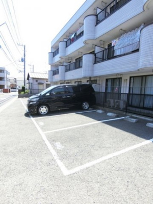 【駐車場】 | ライブピア六番館 | いつでも目の届く敷地内に駐車場があります♪荷物がかさばりがちなお買物にも、敷地内駐車場があると便利ですよね☆