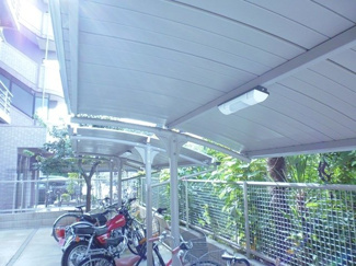 【その他共用部分】 | 屋根付きの駐輪場で雨が降っても大切な自転車が濡れなくてすみますね♪駅から自転車もおすすめです！
