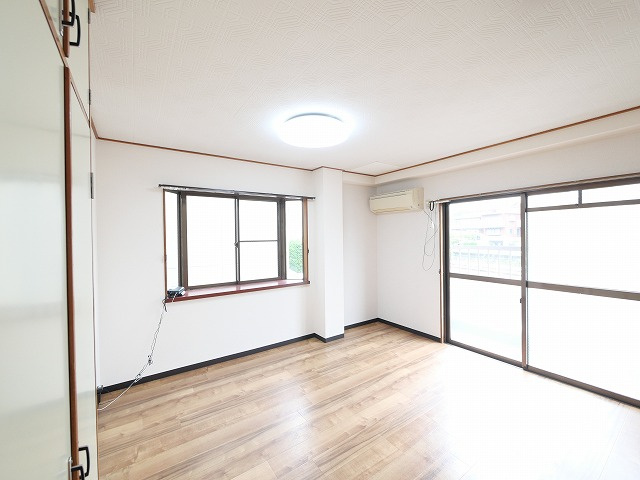 大東工芸マンションの寝室|広くて明るい寝室