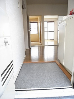 【展望】 | 玄関から室内への景観です！ダイニングキッチンの奥に洋室6帖、和室6帖のお部屋があります♪