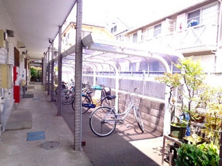 【その他共用部分】 | 屋根付きの駐輪場で雨が降っても大切な自転車が濡れなくてすみますね♪自転車はちょっとした移動手段に便利ですよね！