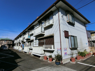 【外観】 | スーパーが近くてお買い物に便利な立地の2階建てアパートです♪中央線「三鷹」駅にアクセス可能な最寄りバス停も徒歩3分♪
