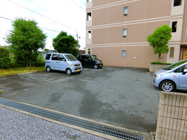 リヴィエール寺内町の駐車場