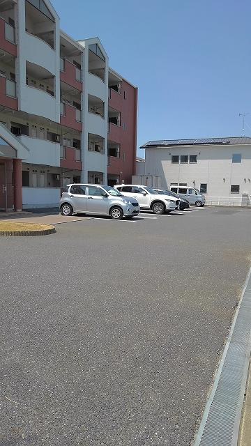 ココルーナの駐車場