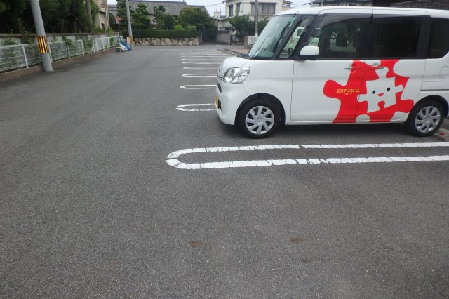 クロスローズの駐車場