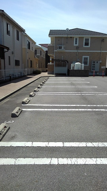 クロスローズの駐車場