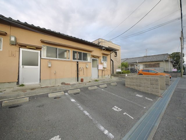 林アパートの駐車場