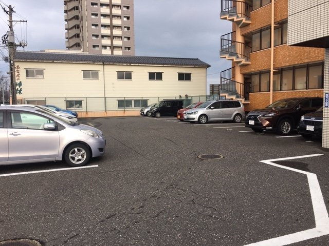ダイアパレス信濃川の駐車場